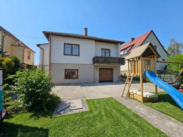 Ihr neues Zuhause in Hollabrunn Teilmodernisierter Bungalow mit Keller, Garage und sonnigem Garten in beliebter Gartenstadtlage