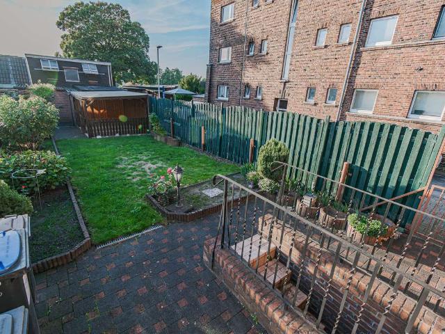 Ihr neues Zuhause mit Platz für eigene Ideen: Gepflegtes Reihenendhaus mit Garten, Dachterrasse und