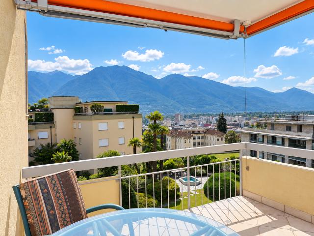 Ihr Rückzugsort über Locarno: freie Aussicht,grosser Balkon, Hallenbad