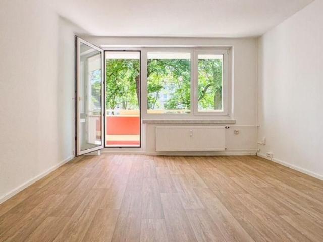 Ihr ruhiger Wohn t raum mit Balkon.