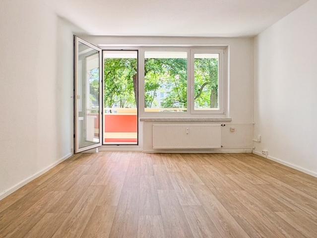 Ihr ruhiger Wohn t raum mit Balkon.