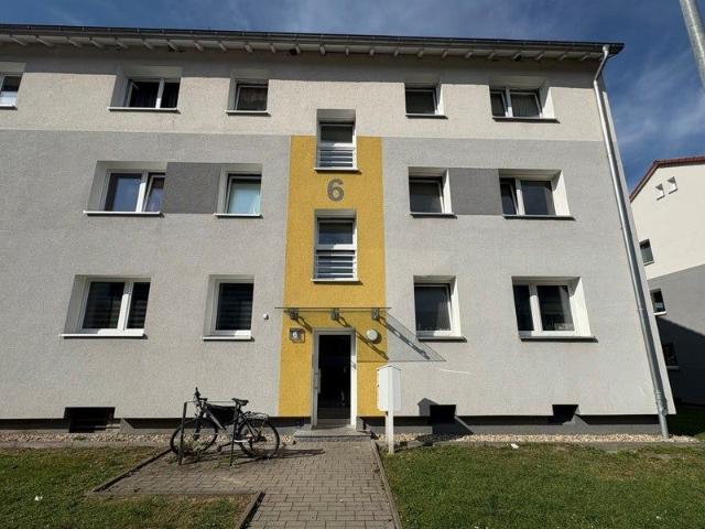 Ihr Wohlfühlort erwartet Sie: Entdecken Sie diese schöne 2,5 Zimmer Wohnung im Erdgeschoss mit Balkon!