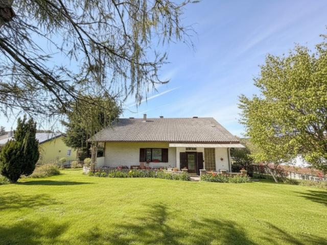 Rarität! Ihr Traumhaus in zentraler Eichgrabener Lage: 6 Zimmer, herrlicher Garten, Garage!