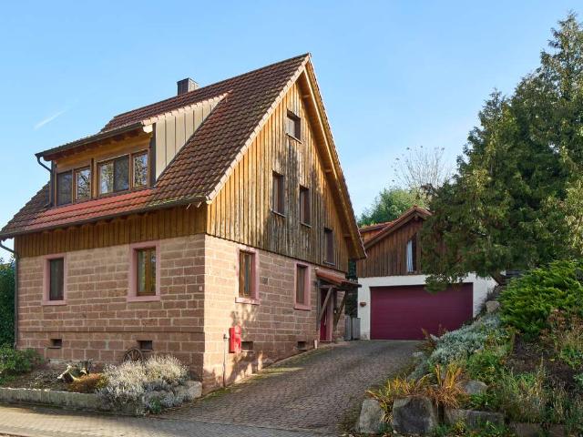IHR TRAUMHAUS ! Top saniertes EFH mit Doppelgarage und separatem Apartment !