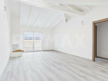 La vostra casa tra l'Italia e la Svizzera con una vista panoramica unica Italia