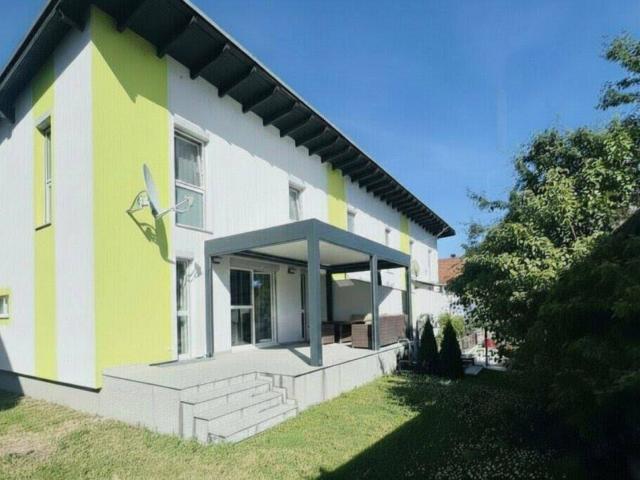 IHR ZUHAUSE IM GRÜNEN – MODERNES ECKREIHENHAUS MIT ZEITGEMÄSSER HEIZ UND LÜFTUNGSTECHNIK