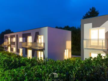 IHR ZUHAUSE IM GRÜNEN: Stilvolle 4 Zimmer Wohnung mit separater Küche, Balkon & Parkplatz