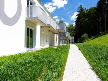 IHR ZUHAUSE IM GRÜNEN: Stilvolle 4 Zimmer Wohnung mit separater Küche, Balkon & Parkplatz