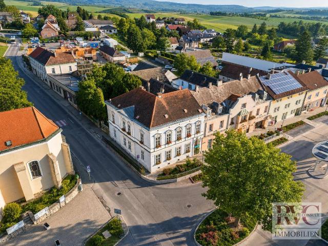 „Ihr Zuhause in Ernstbrunns Gründerzeit Ikone – historische Eleganz trifft moderne Vision“