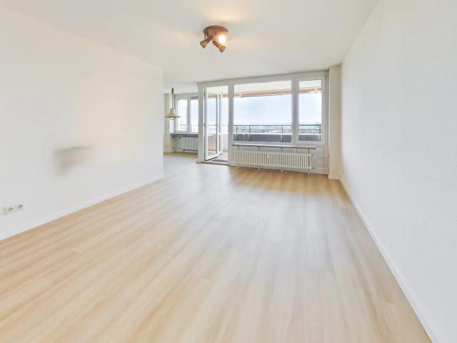 Ihr Zuhause mit Aussicht: 3,5 Zimmerwohnung im 18. OG mit Loggia und großzügigem Lichteinfall
