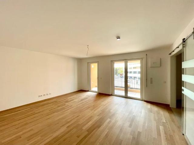Ihre neuwertige Traumwohnung am bekannten Stobäusplatz mit sonnigem Balkon und Brunnen Gartenblick!