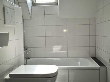 Ihre Zukunft Ihre Wohnung: komplett renovierte 3 Zi. DG Wohnung mit Balkon
