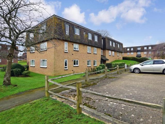 Iona Way Haywards Heath RH16 2 bed flat to rent £1,275 pcm £294 pw