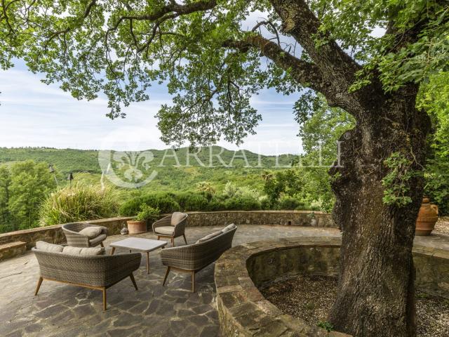 Il casale si trova nel cuore della Toscana, affacciato sulla. 680m² Roccalbegna