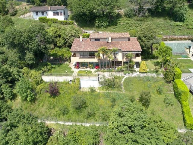 Il paradiso perfetto per le famiglie: Spaziosa casa 10.5 locali a Tremona