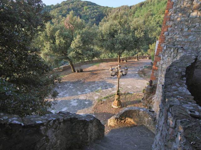 Il Silenzio della Pietra, l'Infinito del Lago: Un'Iconica To. 390m² Massarosa
