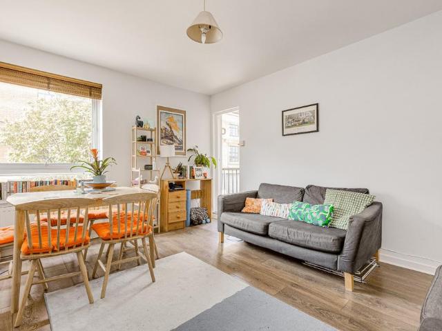 Ilminster Gardens, London, SW11 3 bed flat to rent £3,300 pcm £762 pw