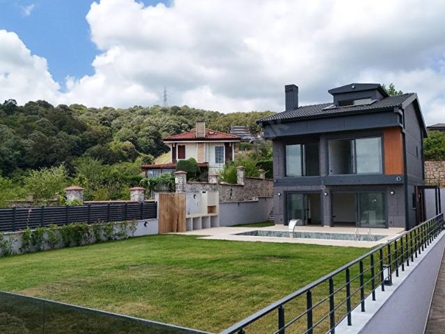 Şile Ahmetli'de Havuzlu Müstakil Villa5+2,Doğa İle İç İçe