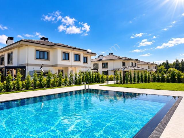 Şile Çavuş Mah. Site İçerisinde Full Yeni Eşyalı Kiralık Villa