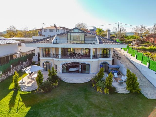 Şile Yaka Mahallesi' Nde Geniş Bahçeli Tripleks Villa