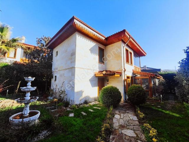 Şile'de 415m2 Arsa Paylı Doğal Taş Yapımı Otantik Satılık Villa