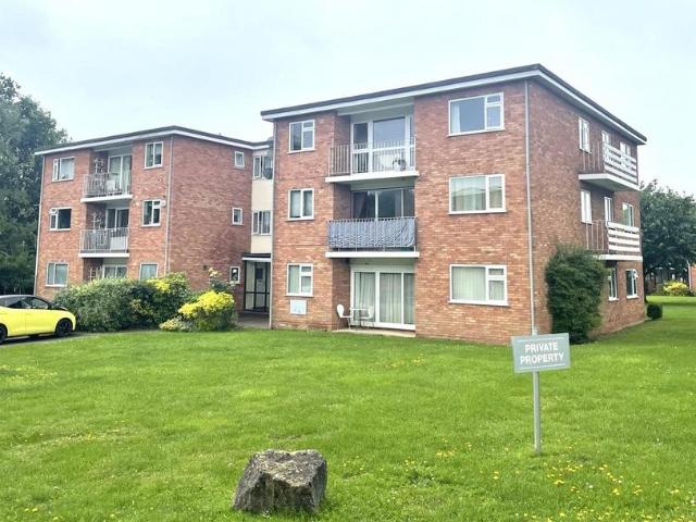 Ilford Court, Taunton TA1 2 bed flat to rent £1,100 pcm £254 pw