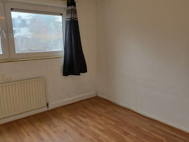 Ilford, Essex IG6, 3 bed flat to rent, £2,000 pcm | PrimeLocation