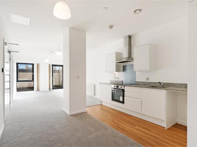 Ilford Hill, Ilford, London, IG1 2 bed flat to rent £2,000 pcm £462 pw