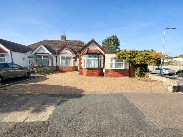 Ilford IG4, 4 bed property to rent, £2,500 pcm | PrimeLocation