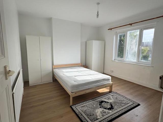 ilford IG1 1 bed in a house share to rent £900 pcm £208 pw