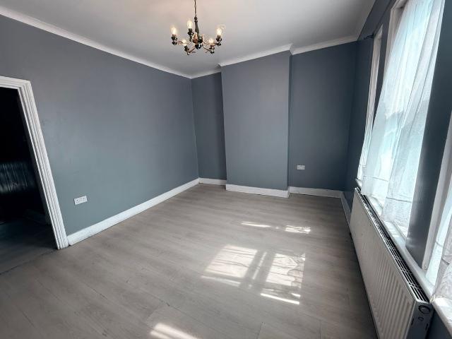 Ilford IG1, 2 bed flat to rent, £1,750 pcm | PrimeLocation