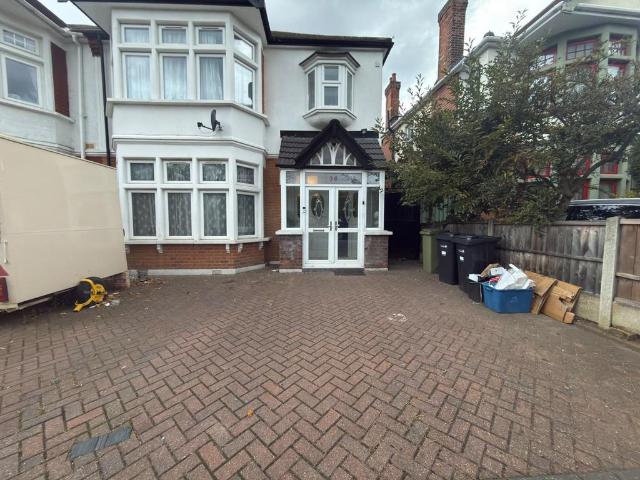 ilford IG1 2 bed flat to rent £1,900 pcm £438 pw