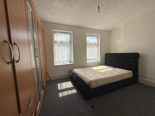 ilford IG1 3 bed semi detached house to rent £2,400 pcm £554 pw