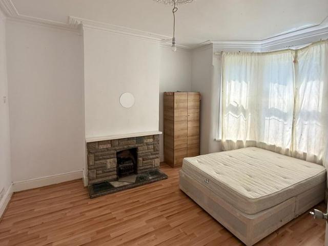 ILFORD, IG2 1 bed in a house share to rent £700 pcm £162 pw