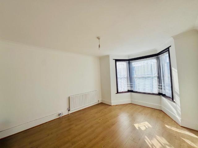 Ilford IG3 2 bed flat to rent £1,800 pcm £415 pw