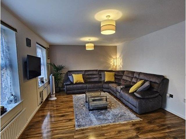 Ilford, Ilford IG1, 2 bed flat to rent, £2,000 pcm | PrimeLocation