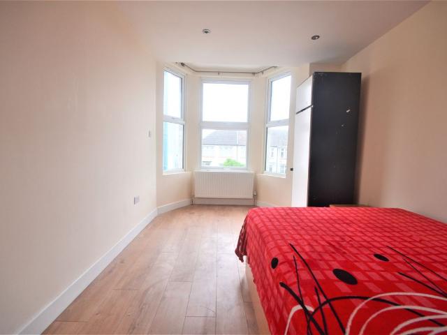 Ilford Lane IG1, 3 bed flat to rent, £1,800 pcm | PrimeLocation