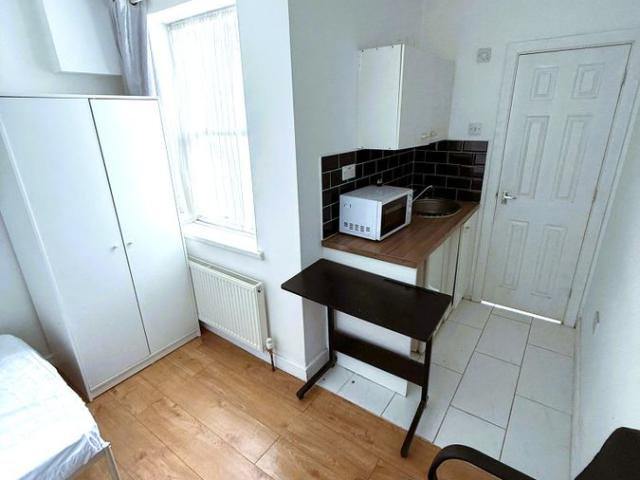 Ilford Lane, Ilford IG1, Studio to rent, £800 pcm | PrimeLocation