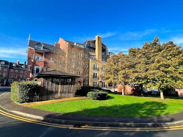 Iliffe Close, Reading RG1 2 bed apartment to rent £1,375 pcm £317 pw