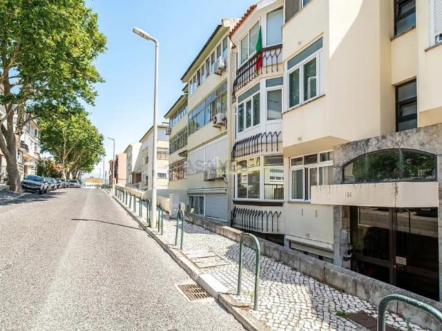 Iluminado pelo sol e totalmente mobiliado | Apartamento moderno de 2 quartos em Alvide, Cascais