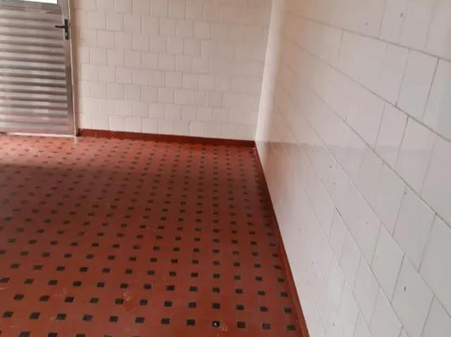 Imóvel de vila com sala, cozinha, banheiro e área de serviço