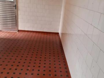 Imóvel de vila com sala, cozinha, banheiro e área de serviço