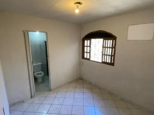 Imóvel para aluguel possui 330 metros quadrados com 4 quartos