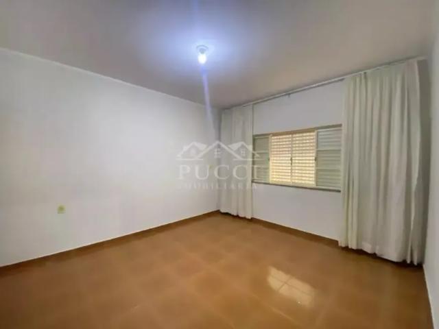 Aluga se excelente residência na Vila Santos Dumont