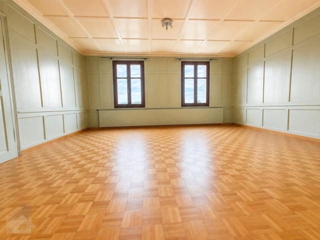 IM ZENTRUM VON ROMANSHORN PAUSCHAL MIT PARKPLATZ ALTBAUWOHNUNG