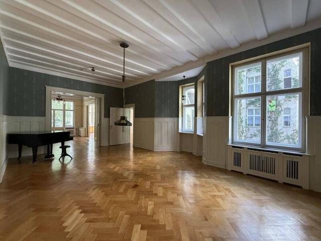 Im Altbau mit Stil und Charme auf Zeit wohnen 201m² Wohnfläche, 2 Balkone und in bester Lage