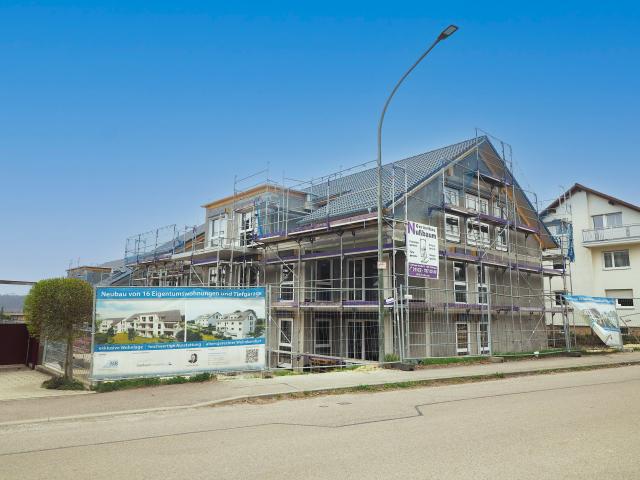 IM BAU + Exklusive DG Wohnung am Pfuhler Kapellenberg in ruhiger, eingewachsener Wohnlage