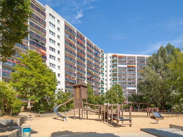 IM BAU Modernisierte Familienwohnung mit großer Wohnküche, Loggia, Wannenbad und Gäste WC mit Dusche
