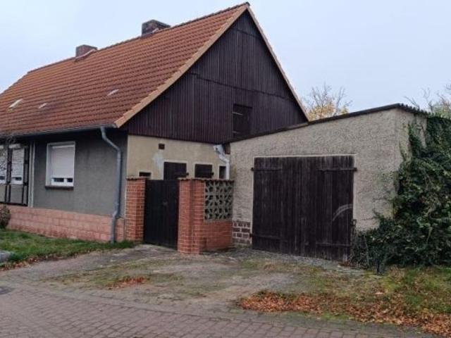 Im Bieterverfahren dörfliches Siedlungshaus mit Ausbaupotenzial und Nebengebäuden