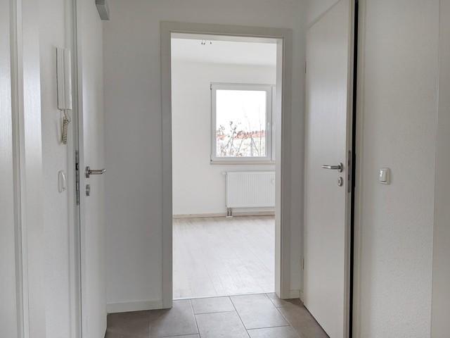 Im Dachgeschoss, mit toller Aussicht. Sanierte 2 Raum mit Duschbad und Balkon in Halles Süden